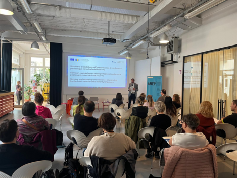 Prof. Dr. Franco Finco stellt den Teilnehmer:innn das Seminar und den Workshop vor