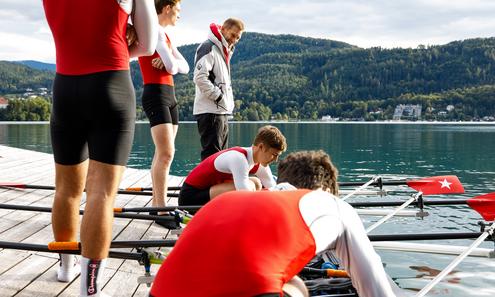 Ruderer bereiten sich auf das Hineinheben des Bootes in das Wasser vor