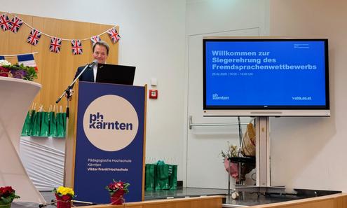 Rektor Fisler vom Rednerpult aus sprechend