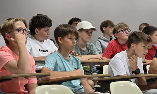 Eine Gruppe Burschen sitzt im Hörsaal