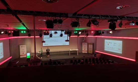 Sarah-Maria Rotschnig und Karin Sonnleitner auf einer großen Bühne vor Publikum