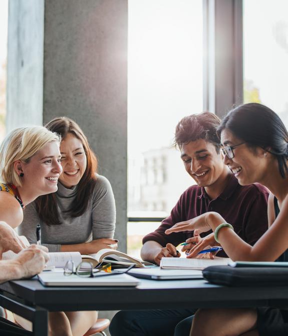 Vier junge Studierende im Gespräch