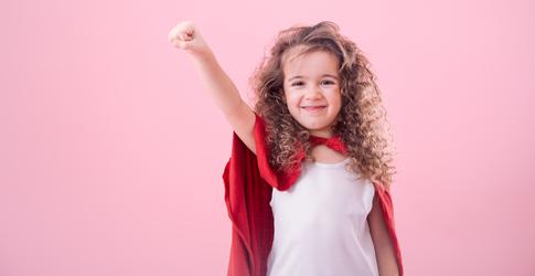 Freepik/pvpproductions Stolzes Mädchen in Siegerpose