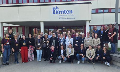 Gruppenfoto aller Teilnehmer vor der PH Kärnten