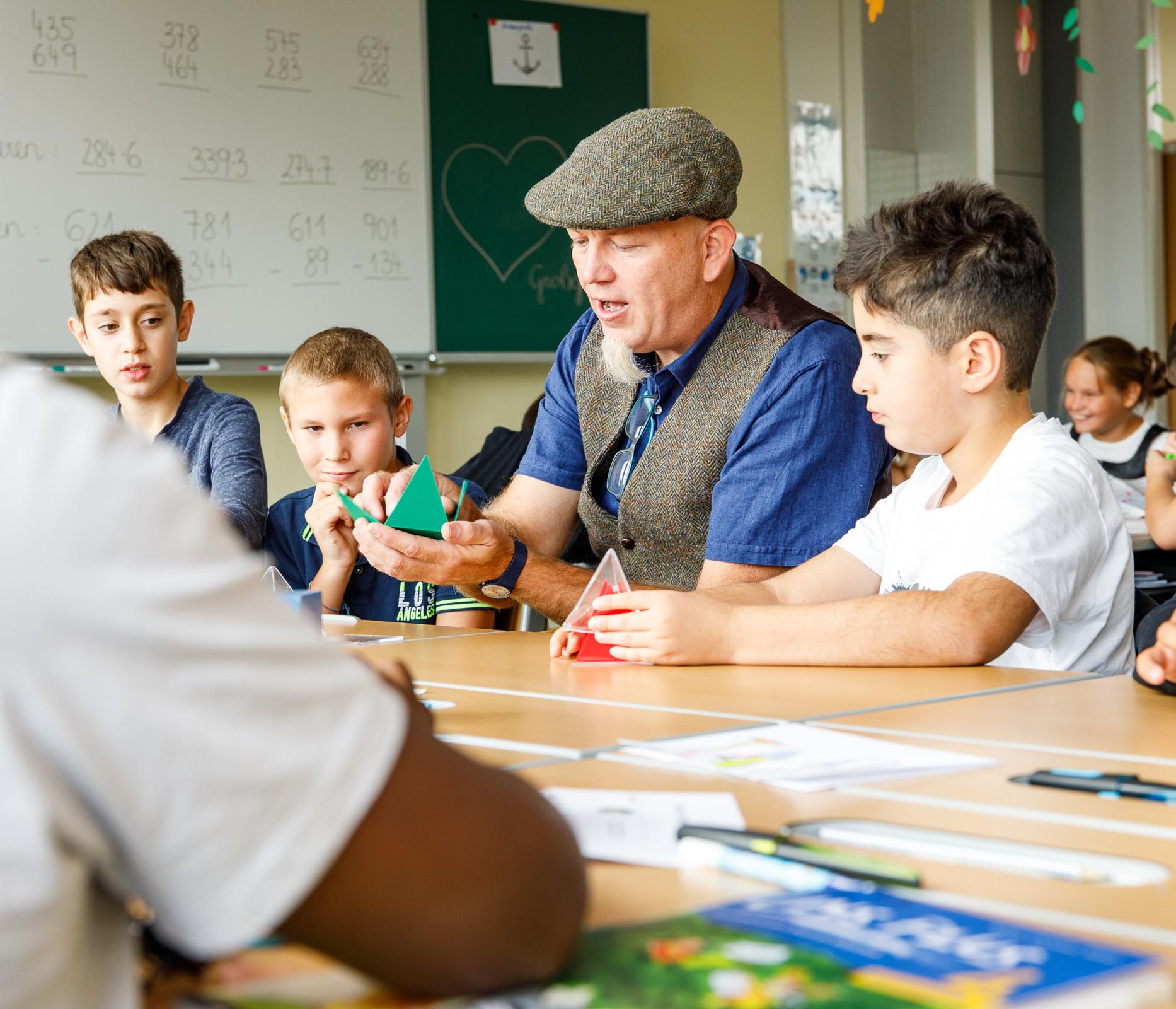 Volksschulklasse mit Lehrer im Unterricht