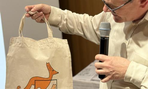 Mann zeigt Stofftasche mit einem aufgedruckten Känguru