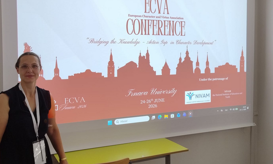 Karin Sonnleitner beim Präsentieren auf der ECVA Konferenz