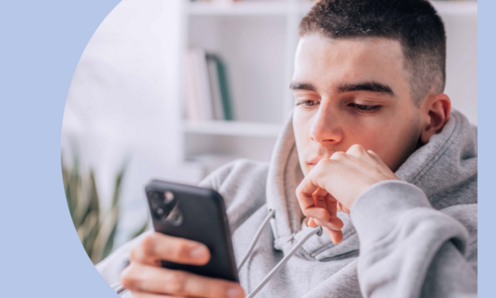 Junger Mann blickt in sein Smartphone