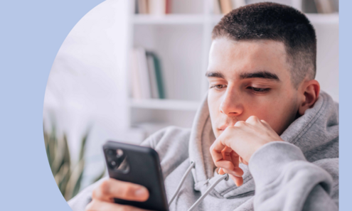 Junger Mann blickt in sein Smartphone