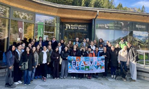 Gruppenbild vor einem Gebäude