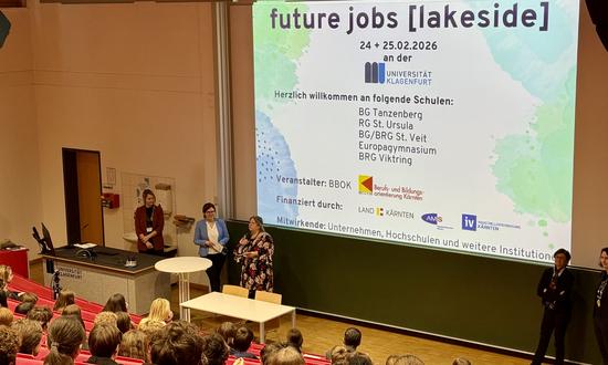 Blick im Hörsaal von hinten auf die Tafel