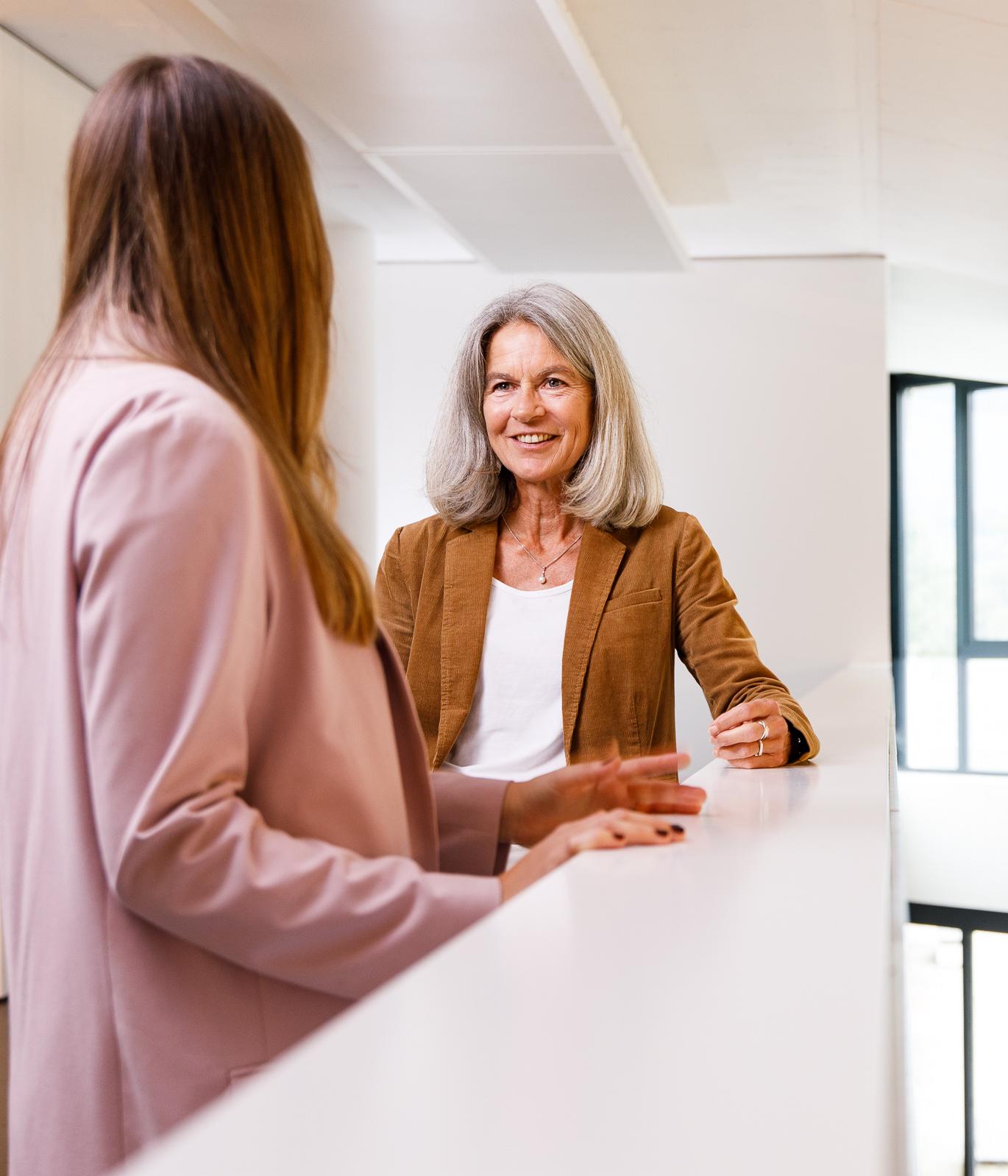 Zwei Professorinnen im Gespräch