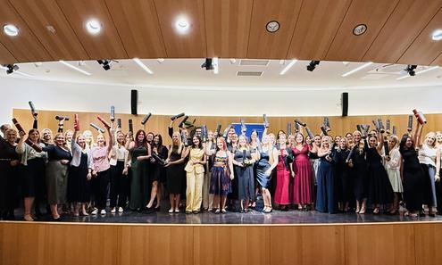 Gruppenfoto aller Absolvent:innen