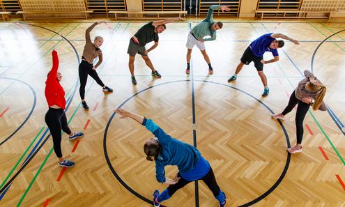 Turngruppe macht gemeinsam Übungen
