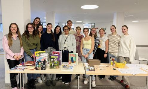 Studierende schauen als Gruppe in die Kamera