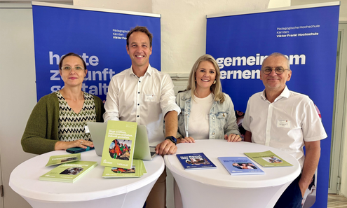 Karin Sonnleitner, Harald Meyer, Cornelia Binder und Norbert Jäger am Infostand der PH Kärnten