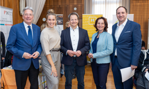 2 Frauen und 3 Männer blicken stehend in die Kamera