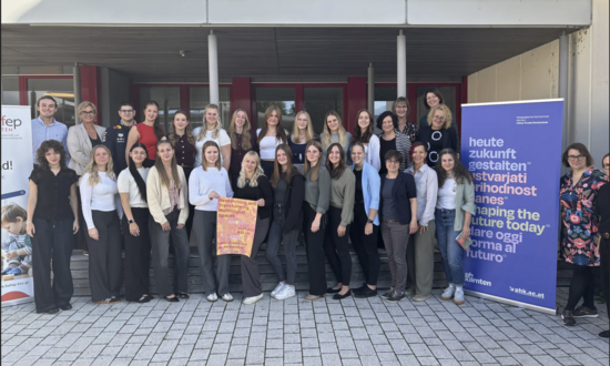 Gruppenfoto mit Schülerinnen und Schülern und Erwachsenen
