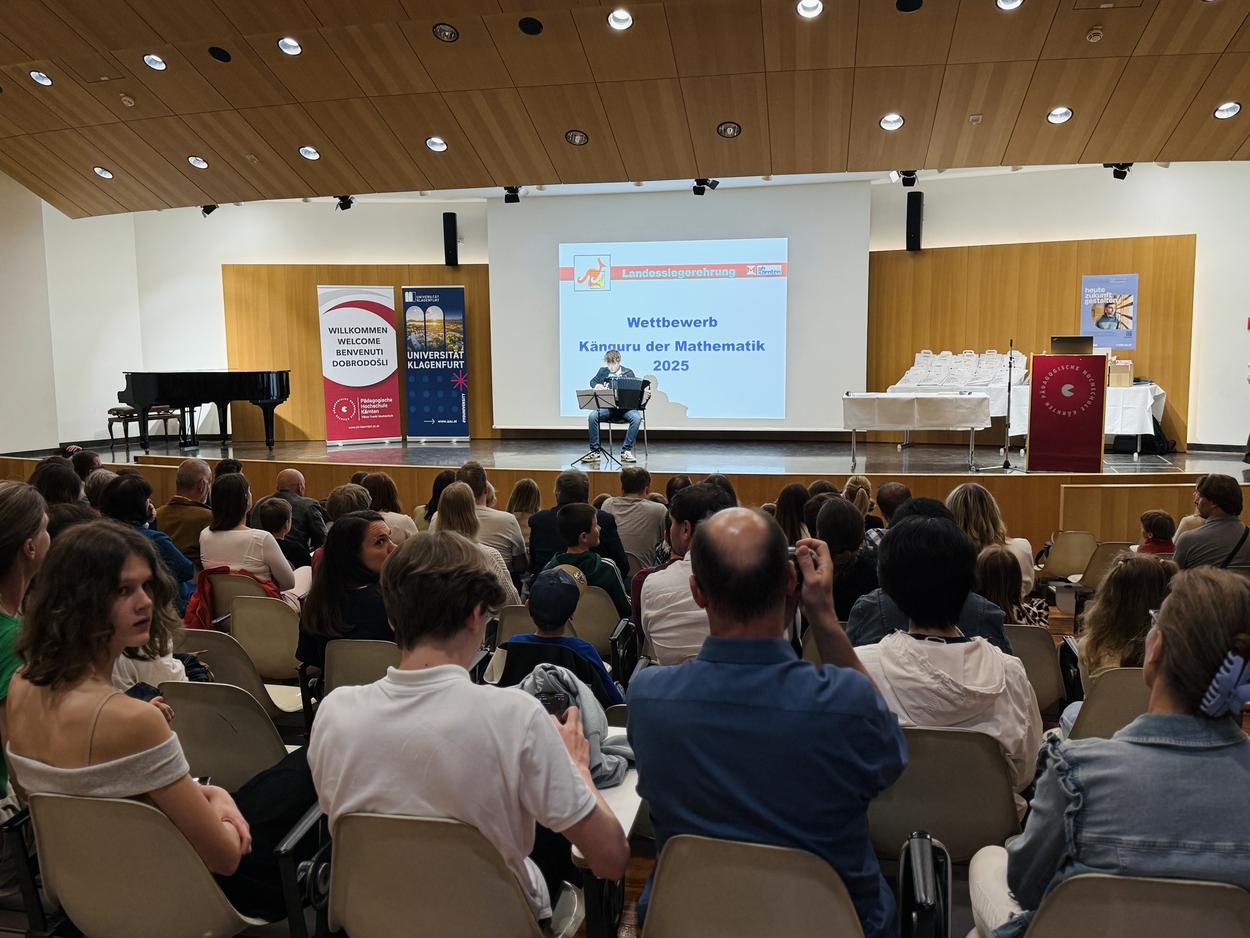 Blick mit Publlkum von hinten in den Festsaal Richtung Bühne