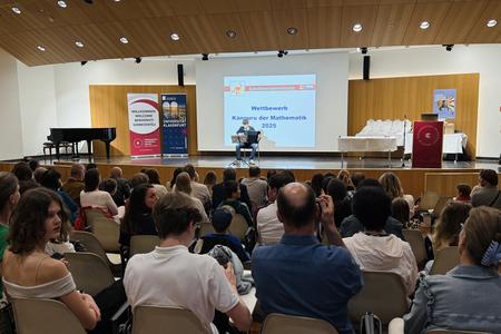 Blick mit Publlkum von hinten in den Festsaal Richtung Bühne